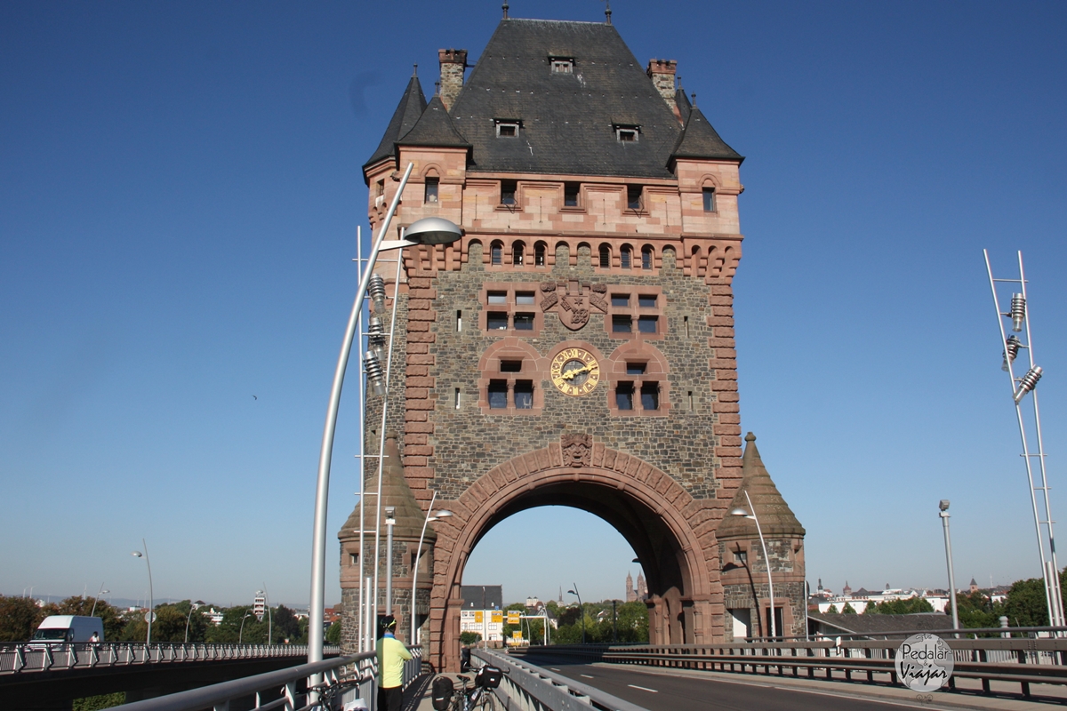 A ponte Nibelungen liga a cidade de Worms com as cidades de Bürstadt e Lampertheim do outro lado do Reno.